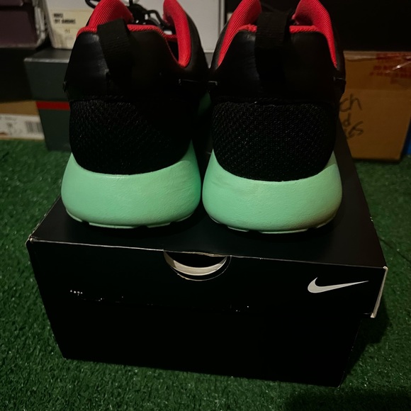 Yeezy Roshe run size 10.5 slightly worn 2 x times - Picture 4 of 4